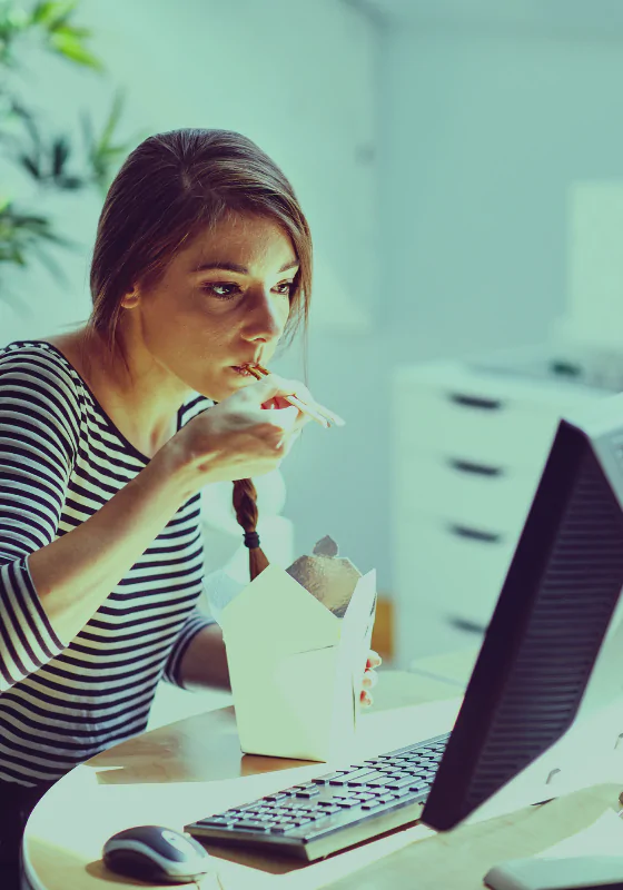 Jedzenie w pracy - 1 na 10 pracowników nie je ani jednego posiłku. Nowe badanie Antal i Sodexo