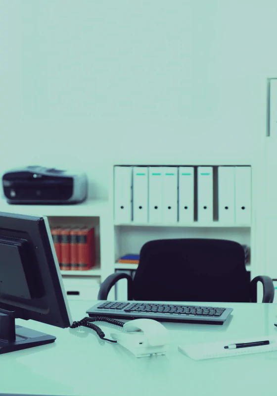 Puste biurka – wpływ pandemii na stabilność zatrudnienia